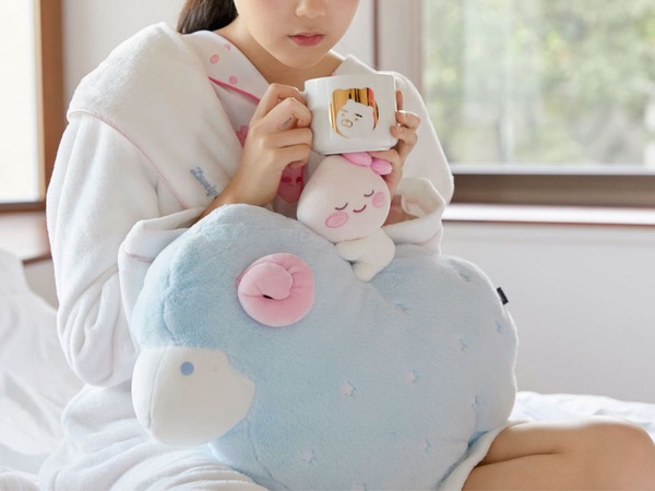 Kakao Friends「Lovely Apeach系列」推出秋冬新品，抱枕、浴袍、拖鞋到髮帶通通有，超萌Apeach美妝蛋必收！