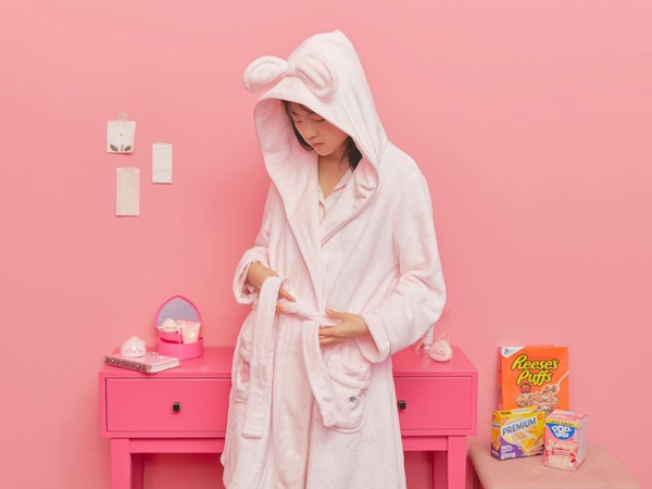 Kakao Friends「Lovely Apeach系列」推出秋冬新品，抱枕、浴袍、拖鞋到髮帶通通有，超萌Apeach美妝蛋必收！
