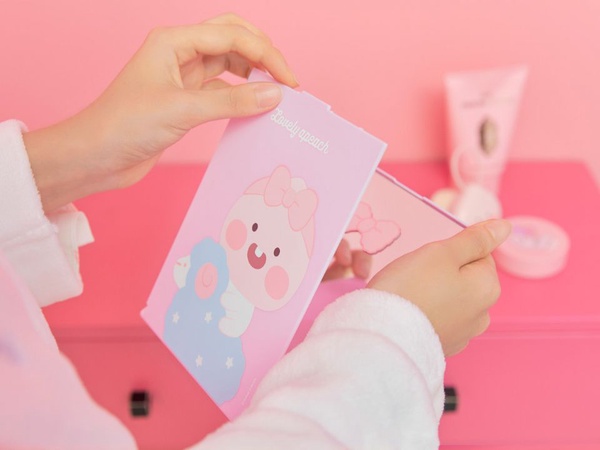 Kakao Friends「Lovely Apeach系列」推出秋冬新品，抱枕、浴袍、拖鞋到髮帶通通有，超萌Apeach美妝蛋必收！