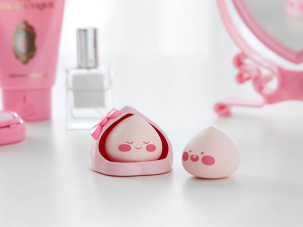 Kakao Friends「Lovely Apeach系列」推出秋冬新品，抱枕、浴袍、拖鞋到髮帶通通有，超萌Apeach美妝蛋必收！