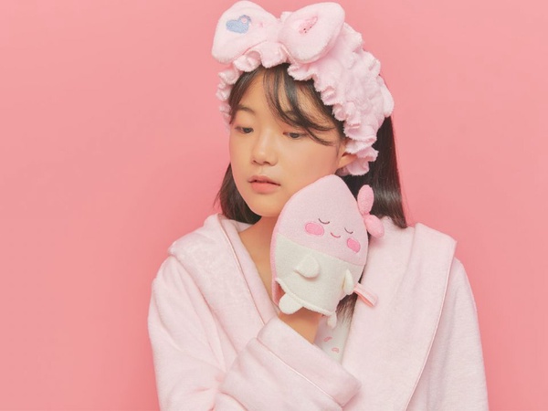 Kakao Friends「Lovely Apeach系列」推出秋冬新品，抱枕、浴袍、拖鞋到髮帶通通有，超萌Apeach美妝蛋必收！