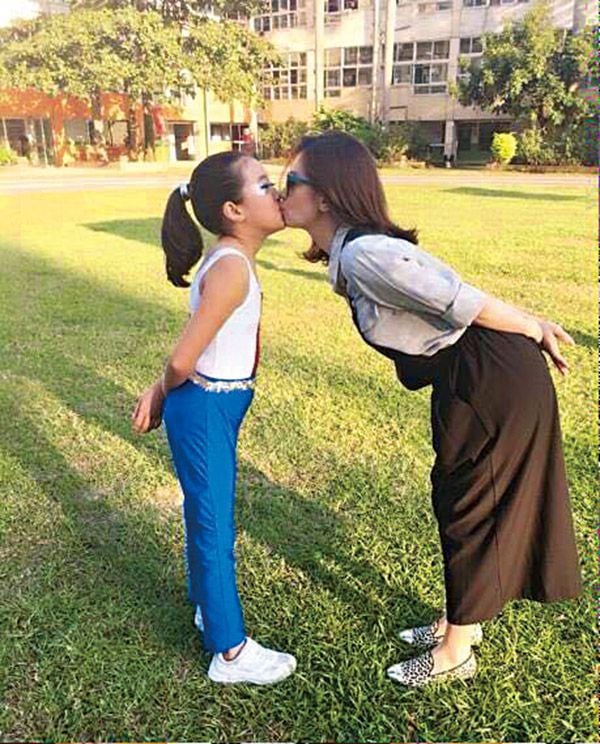 藏不住的幸福笑顏～「賈靜雯」老公帥孩子乖到底靠什麼？
