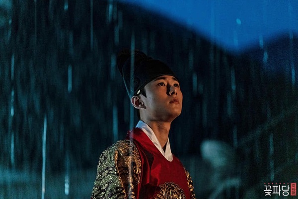8位韓劇年輕帝王，《花黨》徐志焄溫柔，劉亞仁自帶王者之風！原來丁海寅也演過皇上
