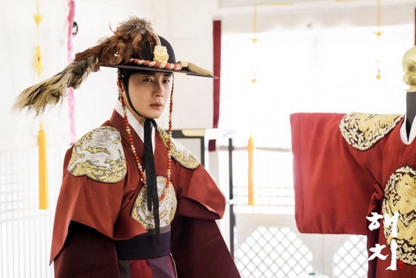 8位韓劇年輕帝王，《花黨》徐志焄溫柔，劉亞仁自帶王者之風！原來丁海寅也演過皇上