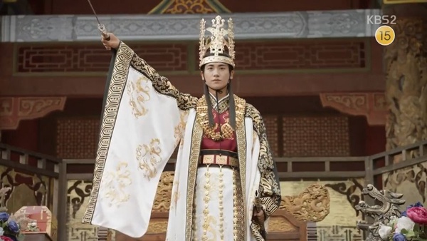 8位韓劇年輕帝王，《花黨》徐志焄溫柔，劉亞仁自帶王者之風！原來丁海寅也演過皇上