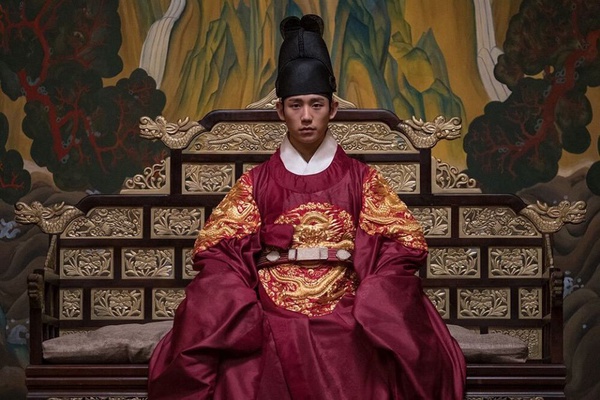 8位韓劇年輕帝王，《花黨》徐志焄溫柔，劉亞仁自帶王者之風！原來丁海寅也演過皇上