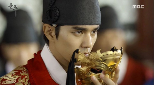 8位韓劇年輕帝王，《花黨》徐志焄溫柔，劉亞仁自帶王者之風！原來丁海寅也演過皇上