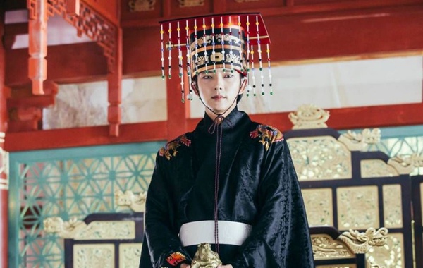 8位韓劇年輕帝王，《花黨》徐志焄溫柔，劉亞仁自帶王者之風！原來丁海寅也演過皇上