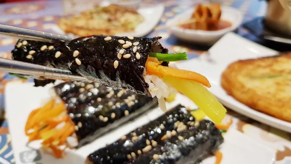順喜家台灣一號店開幕囉！韓國順喜家超夯的綠豆煎餅＆麻藥飯捲，現在就在台北新光三越南西～
