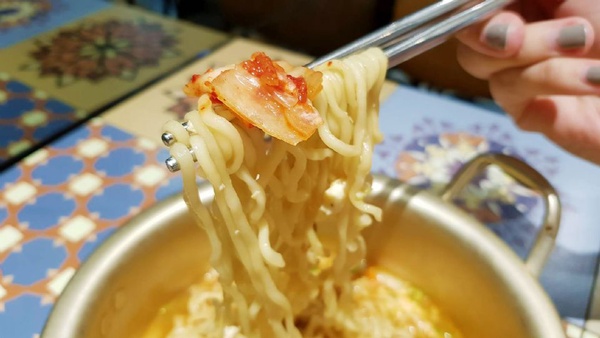 順喜家台灣一號店開幕囉！韓國順喜家超夯的綠豆煎餅＆麻藥飯捲，現在就在台北新光三越南西～