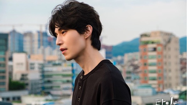《他人即地獄》李棟旭、任時完共浴超吸睛！韓劇8個養眼時刻，南柱赫白襯衫濕身誘惑，金材昱解扣最撩人