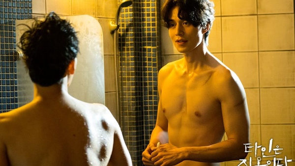 《他人即地獄》李棟旭、任時完共浴超吸睛！韓劇8個養眼時刻，南柱赫白襯衫濕身誘惑，金材昱解扣最撩人