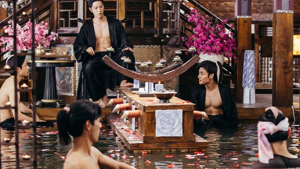 《他人即地獄》李棟旭、任時完共浴超吸睛！韓劇8個養眼時刻，南柱赫白襯衫濕身誘惑，金材昱解扣最撩人