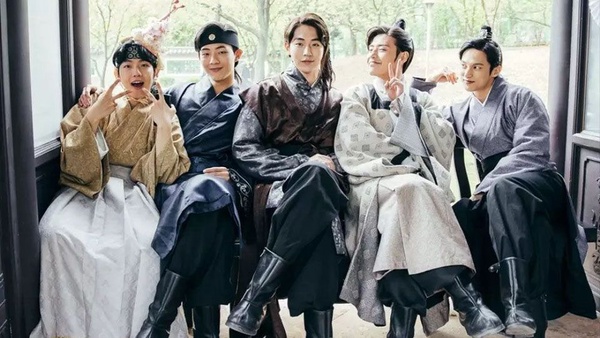 《他人即地獄》李棟旭、任時完共浴超吸睛！韓劇8個養眼時刻，南柱赫白襯衫濕身誘惑，金材昱解扣最撩人