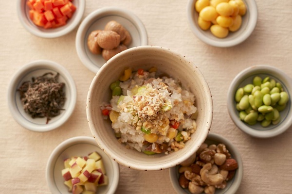 黑毛屋本家推秋天限定「大和芋牡蠣海陸鍋」，高級食材「瀨戶內產牡蠣」、頂級山藥「大和芋」讓你吃到欲罷不能！