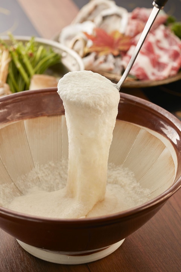 黑毛屋本家推秋天限定「大和芋牡蠣海陸鍋」，高級食材「瀨戶內產牡蠣」、頂級山藥「大和芋」讓你吃到欲罷不能！