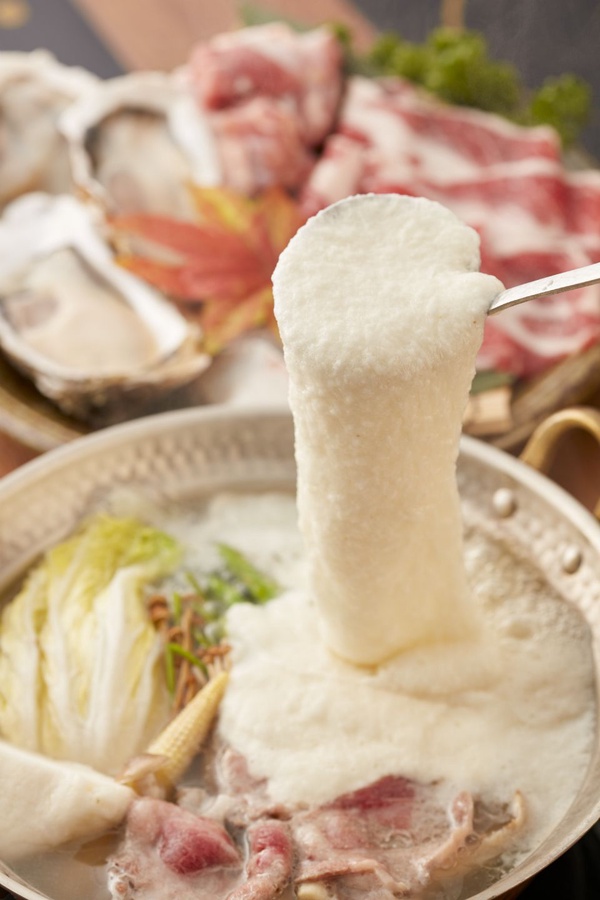 黑毛屋本家推秋天限定「大和芋牡蠣海陸鍋」，高級食材「瀨戶內產牡蠣」、頂級山藥「大和芋」讓你吃到欲罷不能！