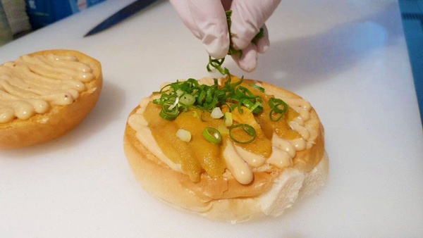 信義區美食推薦！Burgerout「海膽炸雞漢堡」，來自澎湖的馬糞海膽ＸBurgerout炸雞漢堡，濃郁的滋味真的超享受～