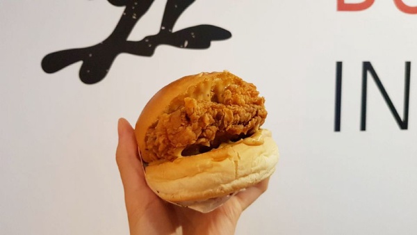 信義區美食推薦！Burgerout「海膽炸雞漢堡」，來自澎湖的馬糞海膽ＸBurgerout炸雞漢堡，濃郁的滋味真的超享受～