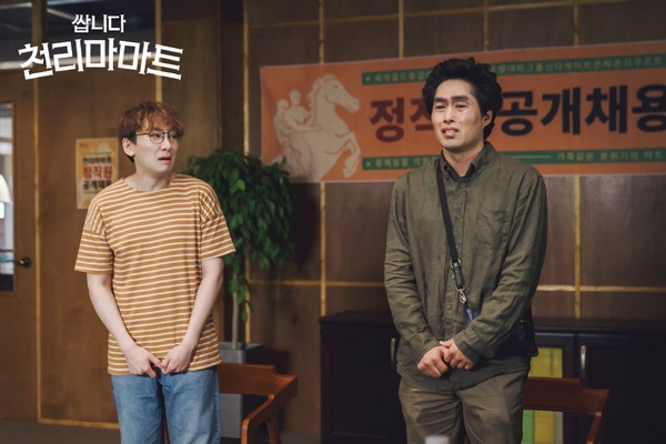 《很便宜，千里馬超市》首集6大笑點，金炳哲化身「一日向日葵」，巴亞族人力手推車超魔性！