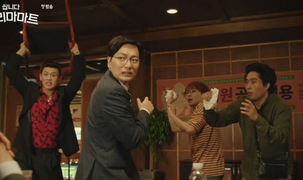 《很便宜，千里馬超市》首集6大笑點，金炳哲化身「一日向日葵」，巴亞族人力手推車超魔性！