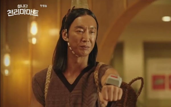 《很便宜，千里馬超市》首集6大笑點，金炳哲化身「一日向日葵」，巴亞族人力手推車超魔性！