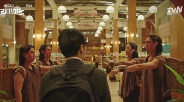 《很便宜，千里馬超市》首集6大笑點，金炳哲化身「一日向日葵」，巴亞族人力手推車超魔性！