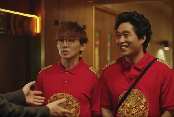 《很便宜，千里馬超市》首集6大笑點，金炳哲化身「一日向日葵」，巴亞族人力手推車超魔性！