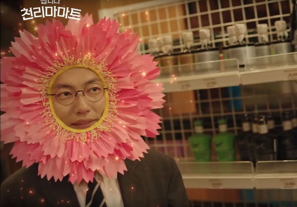 《很便宜，千里馬超市》首集6大笑點，金炳哲化身「一日向日葵」，巴亞族人力手推車超魔性！