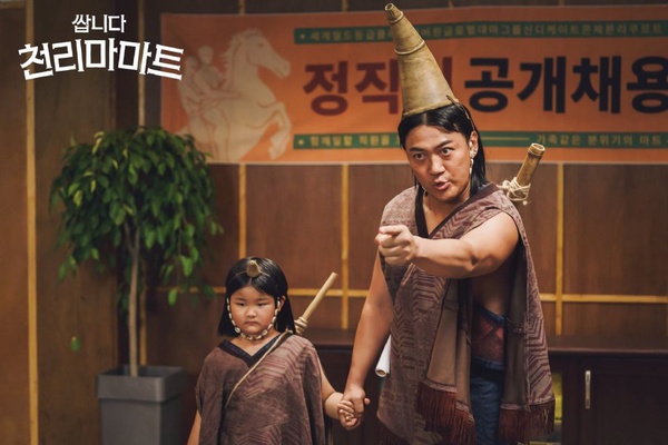 《很便宜，千里馬超市》首集6大笑點，金炳哲化身「一日向日葵」，巴亞族人力手推車超魔性！