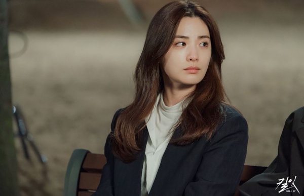 《Vagabond》秀智黑白套裝也美翻天！8位韓劇女主黑白套裝造型，連「娃娃臉」張娜拉都變酷帥