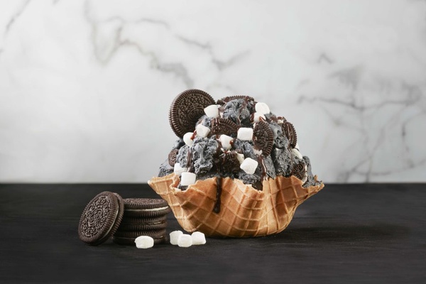 COLD STONE首度推出黑色「極濃黑牛奶冰淇淋」！Hershey’s巧克力醬搭上OREO超美味～還要連續49天請你吃冰！