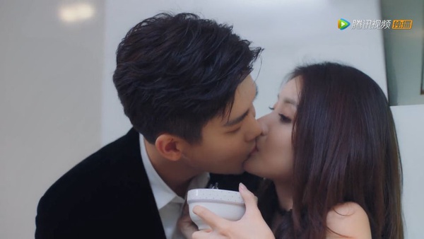 《國民老公2》「麵條吻」被嫌噁心！10個陸劇令人震驚的吻，李現「車窗吻」太蘇，《宸汐緣》吻到拉絲