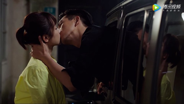 《國民老公2》「麵條吻」被嫌噁心！10個陸劇令人震驚的吻，李現「車窗吻」太蘇，《宸汐緣》吻到拉絲