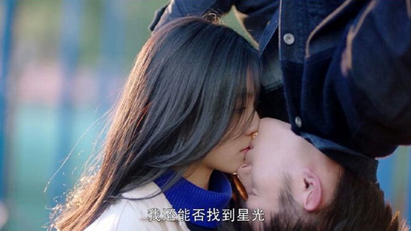 《國民老公2》「麵條吻」被嫌噁心！10個陸劇令人震驚的吻，李現「車窗吻」太蘇，《宸汐緣》吻到拉絲