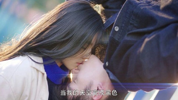 《國民老公2》「麵條吻」被嫌噁心！10個陸劇令人震驚的吻，李現「車窗吻」太蘇，《宸汐緣》吻到拉絲