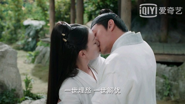 《國民老公2》「麵條吻」被嫌噁心！10個陸劇令人震驚的吻，李現「車窗吻」太蘇，《宸汐緣》吻到拉絲