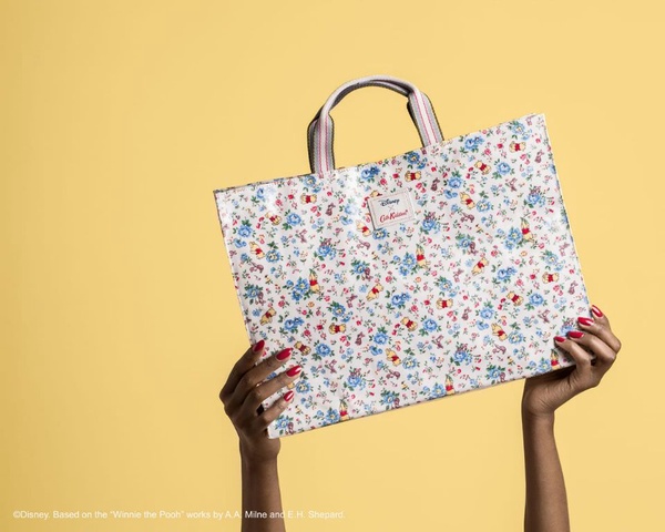 隱身在花朵中的維尼！Disney X Cath Kidston 系列小熊維尼聯名，經典圓點、碎花讓你置身夢幻維尼花園！