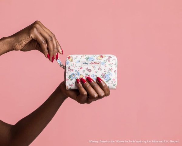 隱身在花朵中的維尼！Disney X Cath Kidston 系列小熊維尼聯名，經典圓點、碎花讓你置身夢幻維尼花園！