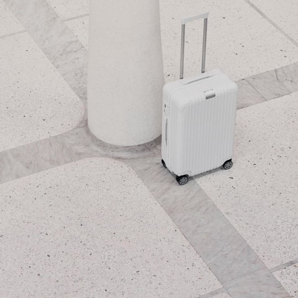 純白Rimowa超級美！Rimowa推出仙氣爆棚純白系行李箱，Essential Cabin經典耐摔，女生也能扛得動！