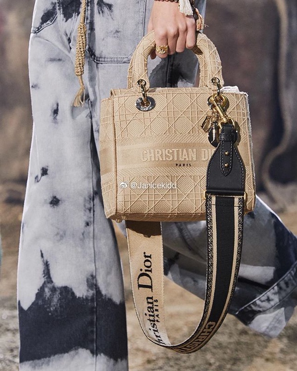 DIOR馬鞍包「花草刺繡」新款超美！2020春夏DIOR It Bag加一，仙氣十足又百搭！