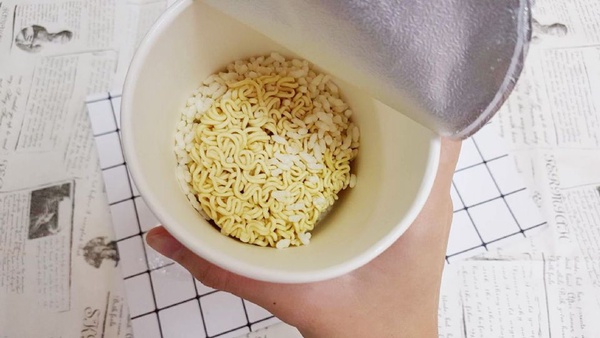 「韓國Doori Doori泡麵泡飯」就在全家！韓國超道地吃法的「韓國Doori Doori泡麵泡飯」，現在杯裝的全家也買得到囉～