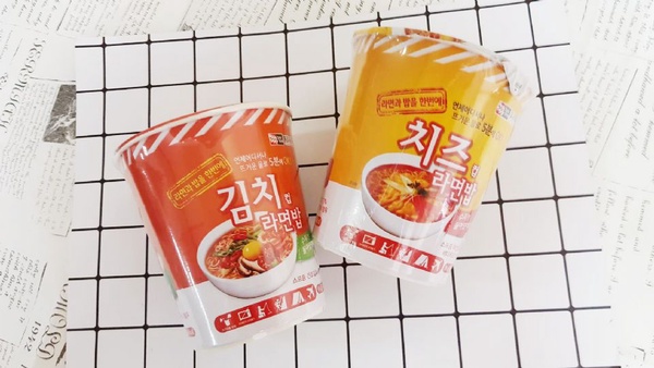 「韓國Doori Doori泡麵泡飯」就在全家！韓國超道地吃法的「韓國Doori Doori泡麵泡飯」，現在杯裝的全家也買得到囉～