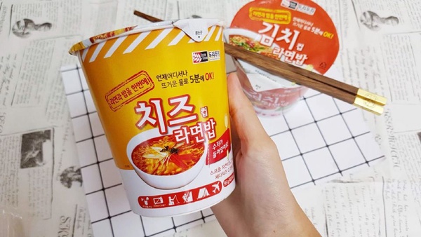 「韓國Doori Doori泡麵泡飯」就在全家！韓國超道地吃法的「韓國Doori Doori泡麵泡飯」，現在杯裝的全家也買得到囉～