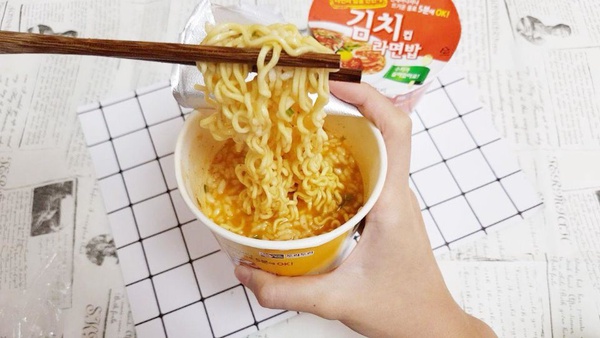 「韓國Doori Doori泡麵泡飯」就在全家！韓國超道地吃法的「韓國Doori Doori泡麵泡飯」，現在杯裝的全家也買得到囉～