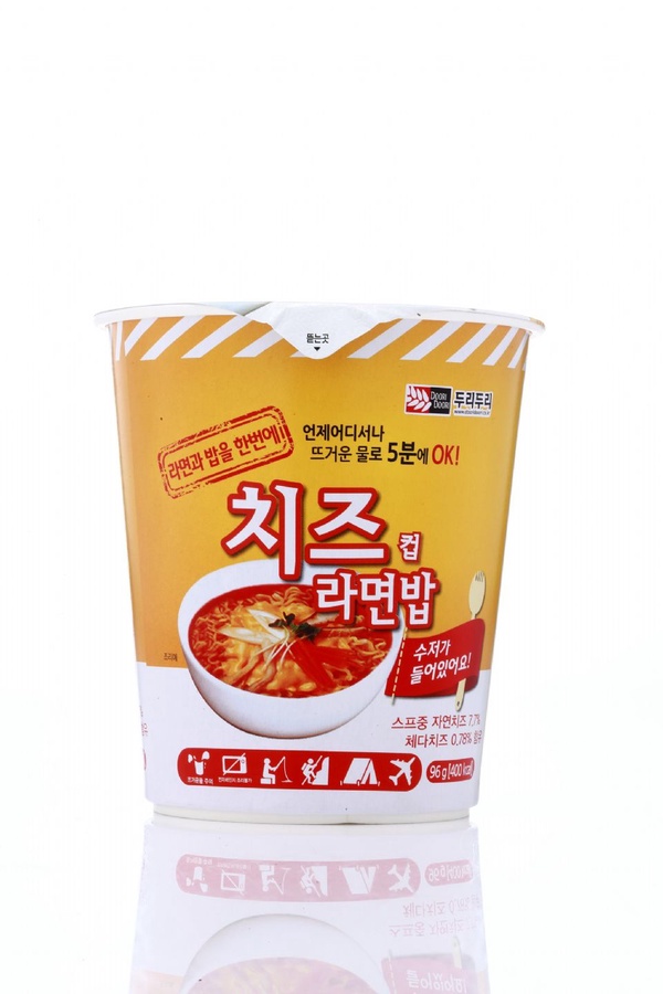 「韓國Doori Doori泡麵泡飯」就在全家！韓國超道地吃法的「韓國Doori Doori泡麵泡飯」，現在杯裝的全家也買得到囉～