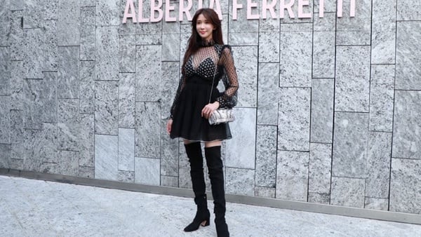 12女星2020春夏時裝周秀美腿！張鈞甯懶理邱澤、造型火辣，Angelababy精修V.S.未修完勝年輕小花