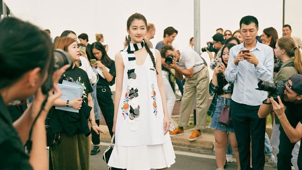 12女星2020春夏時裝周秀美腿！張鈞甯懶理邱澤、造型火辣，Angelababy精修V.S.未修完勝年輕小花