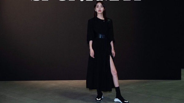 12女星2020春夏時裝周秀美腿！張鈞甯懶理邱澤、造型火辣，Angelababy精修V.S.未修完勝年輕小花
