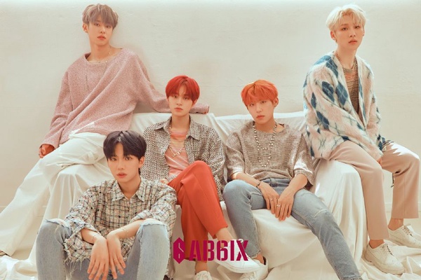 10月KPOP好熱鬧！IU不開酒店回去唱歌，SJ、SuperM接連出輯，SM賺飽飽！